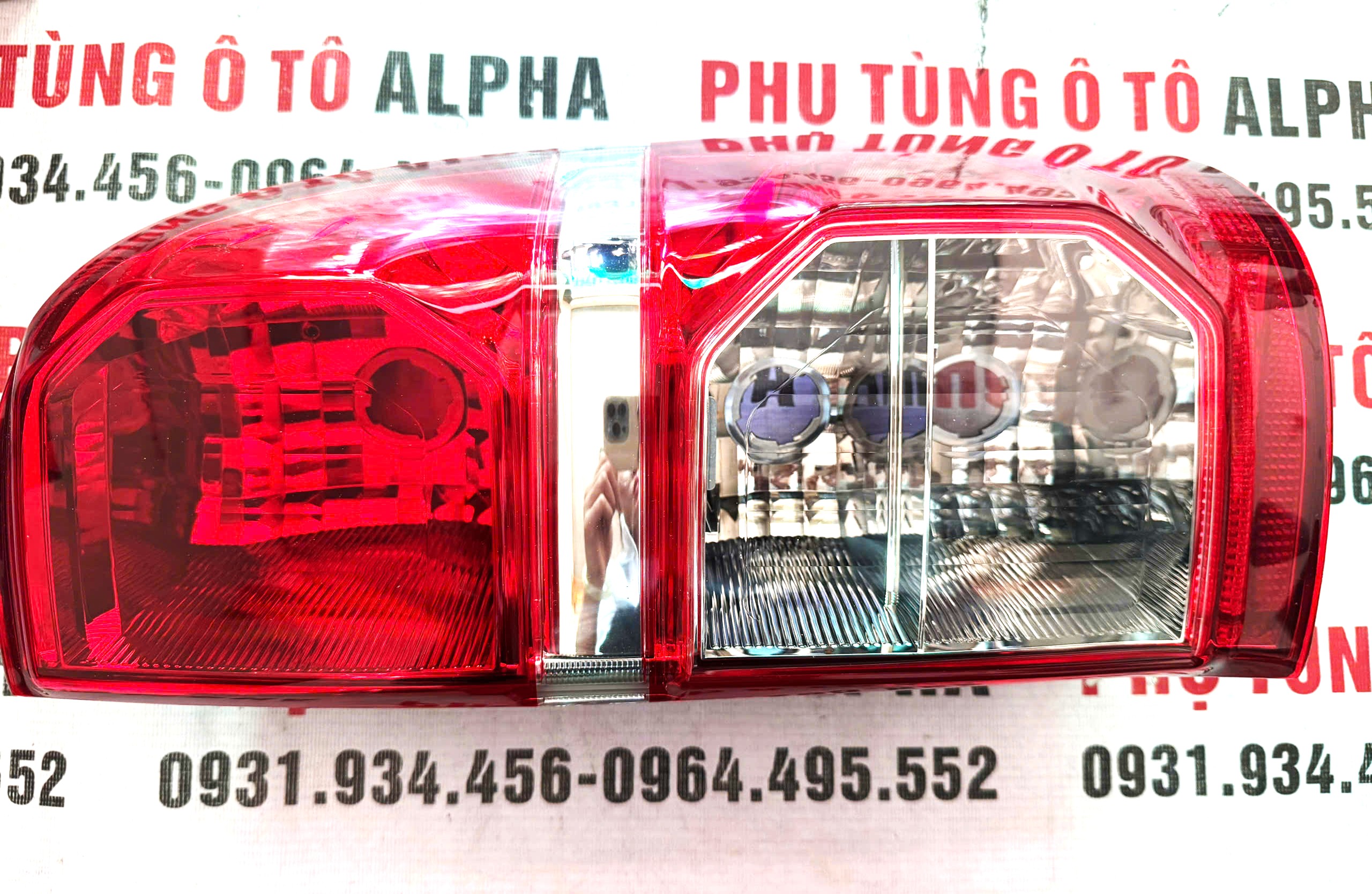 Đèn hậu bên phụ Hilux 2012